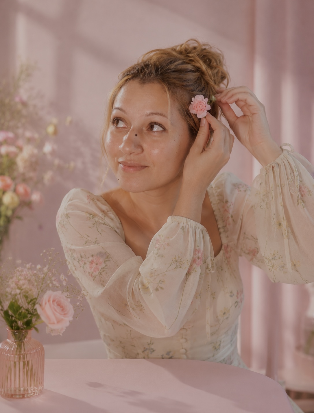 Durcy Rodrigues, autora de Ao Meu Amado Eu Declaro, em retrato delicado entre flores